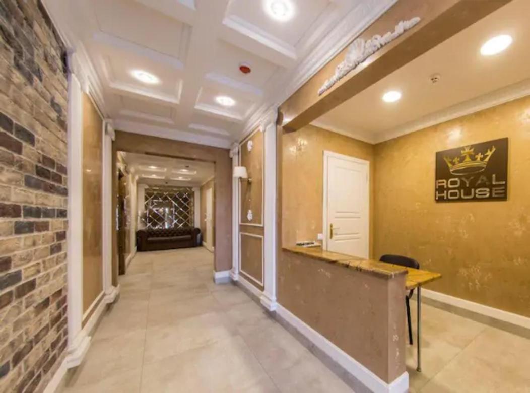 Residential Complex New England Apartment *